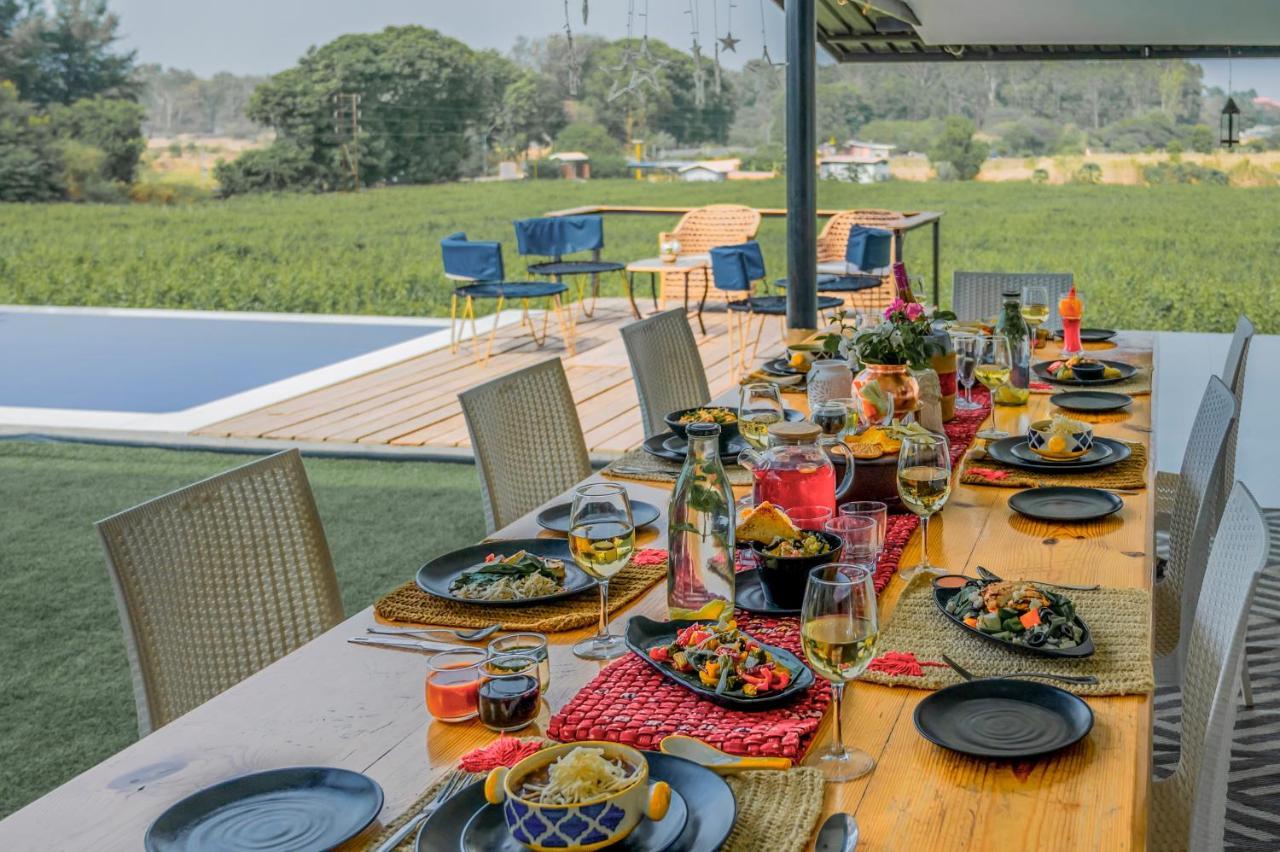 Saffronstays Onellaa, Nashik - Infinity Pool Villa Surrounded By A Vineyard Exterior foto