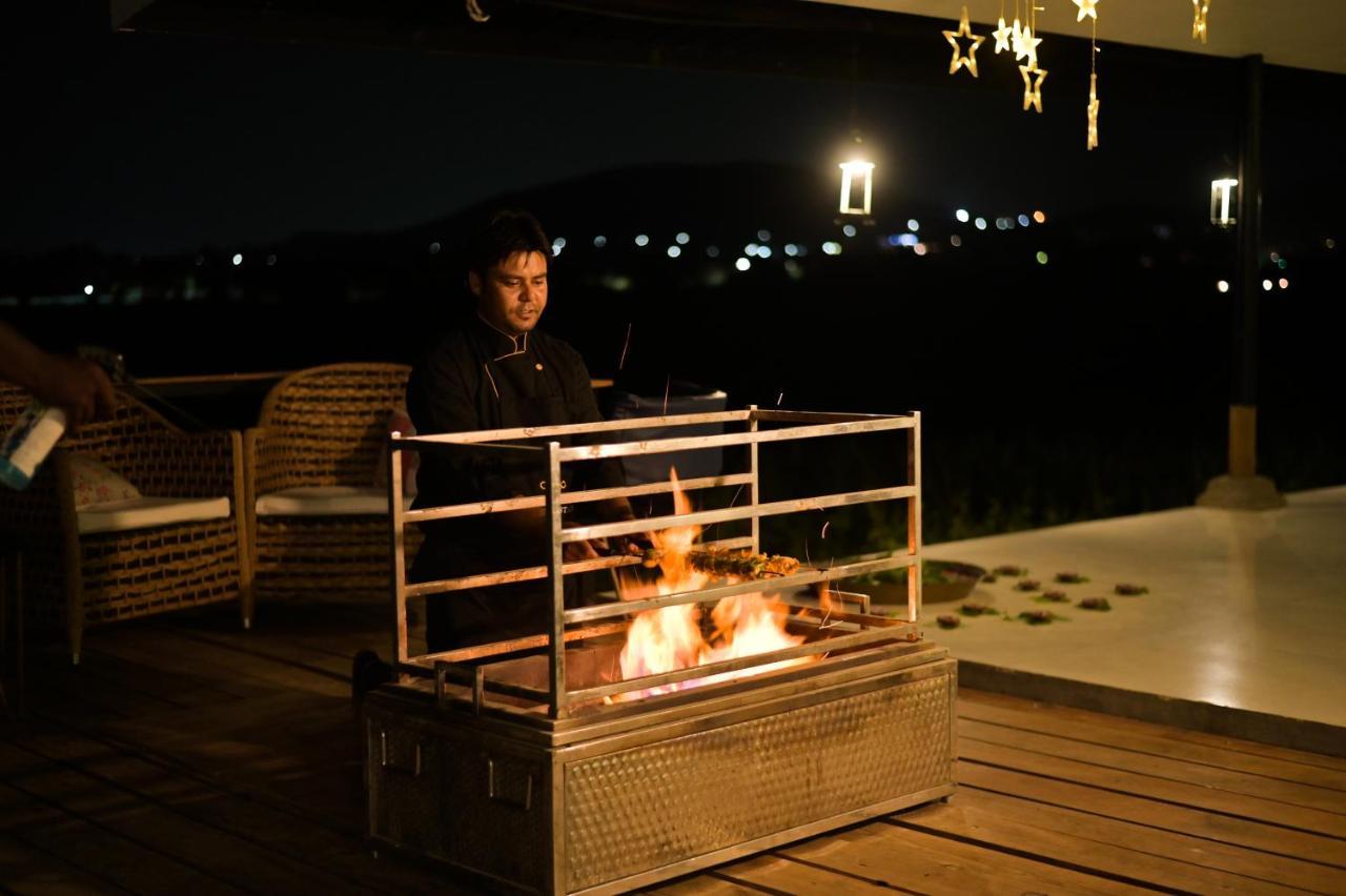 Saffronstays Onellaa, Nashik - Infinity Pool Villa Surrounded By A Vineyard Exterior foto